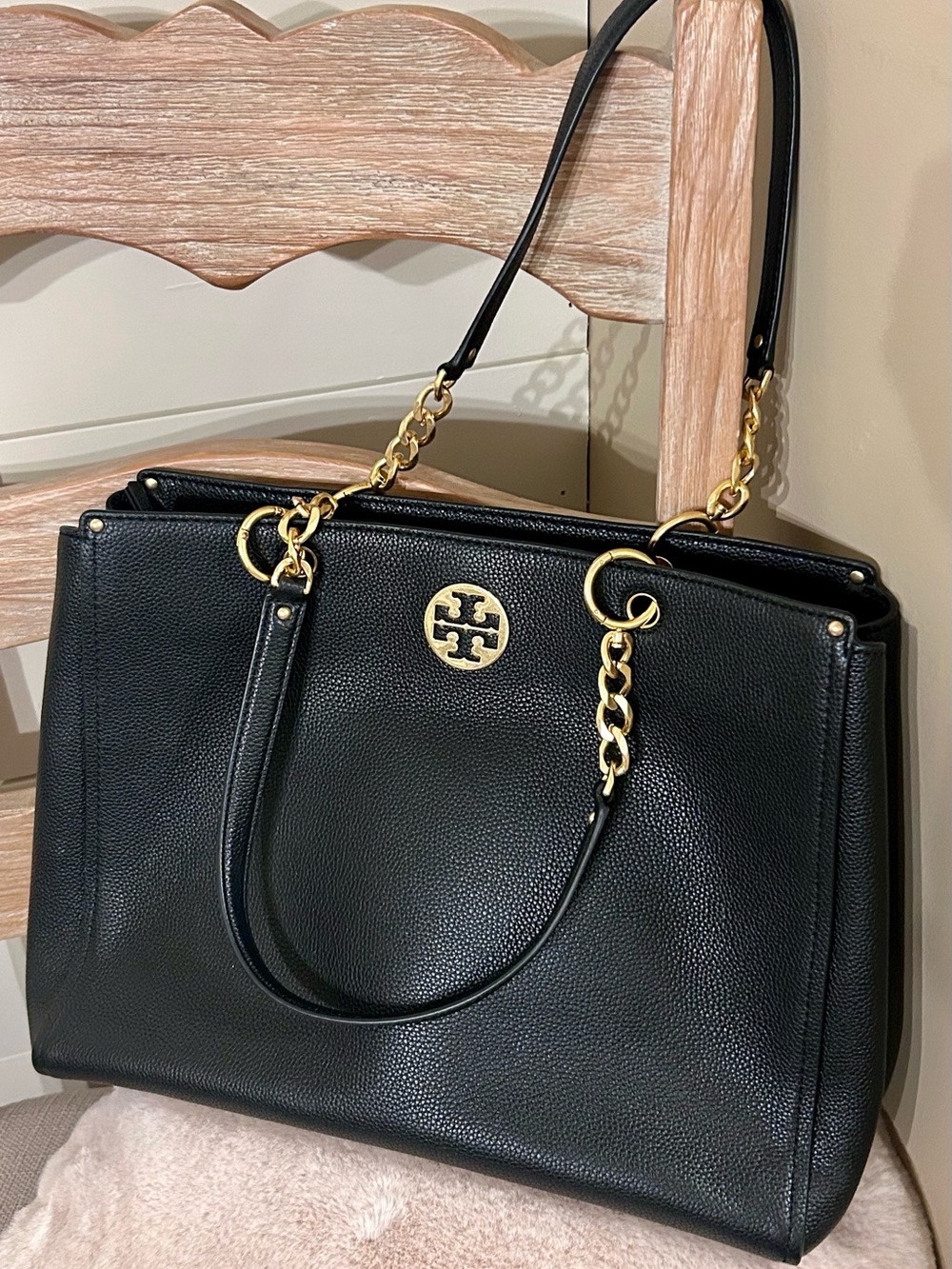 Tory Burch - NEW - Everly Tote 
Pebbled Black Leather with Gold Hardware